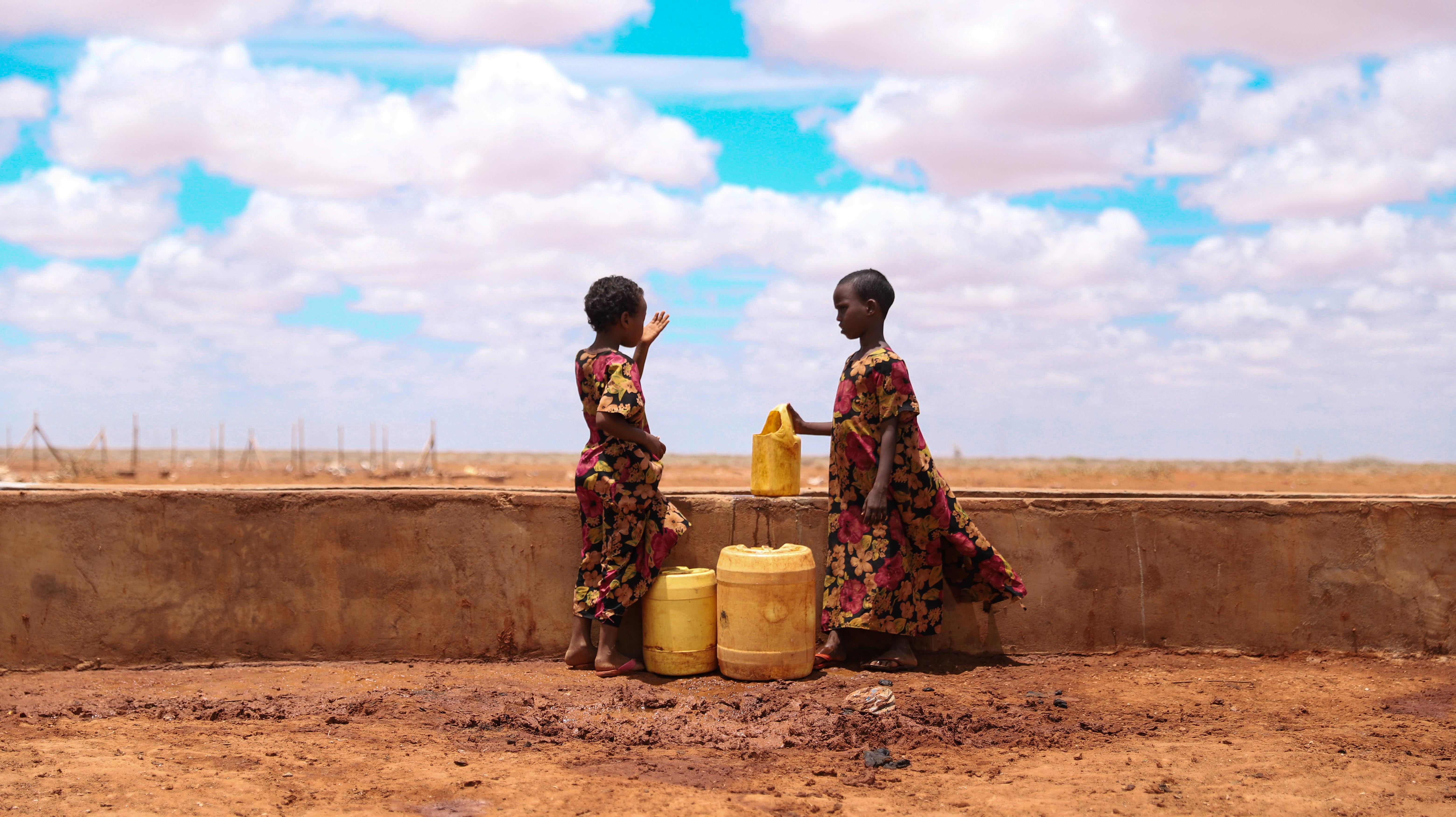 Drinking water for two children in Kenya 2022 : sécheresse en Afrique de l’Est